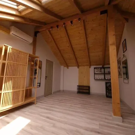 Διαμέρισμα In The Attic With Private Bathroom Βουκουρέστι