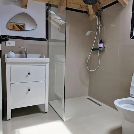 In The Attic With Private Bathroom * Бухарест