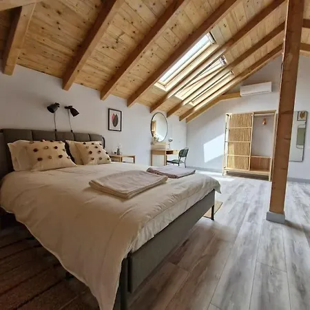 Διαμέρισμα In The Attic With Private Bathroom