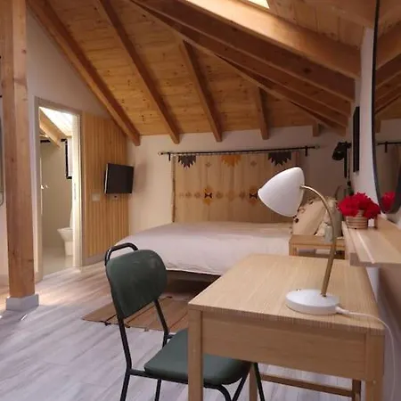 Апартаменты In The Attic With Private Bathroom Бухарест
