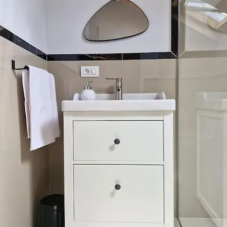 Апартаменты In The Attic With Private Bathroom